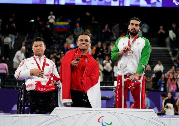 Bakhtiar takes bronze at powerlifting